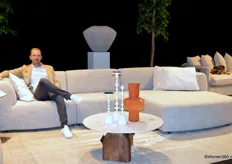 Kristof Hindryckx poseert op de organische sofa Belkin van Muuzse by Gerlin.
